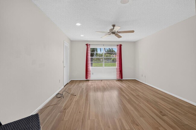 Building Photo - 9264 Vista Del Lago