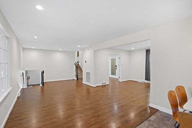 Building Photo - Spacious 4-Bedroom Home with Fenced Yard in Hampton Woods