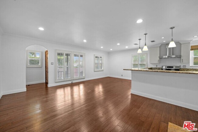 Building Photo - 1126 S Bundy Dr
