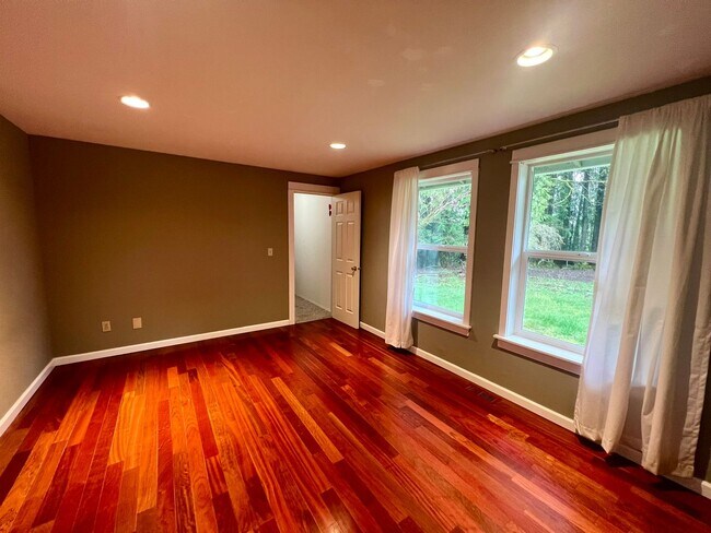 Building Photo - Private Westside 3 BD+Den