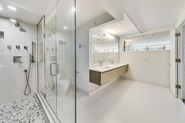 Building Photo - 2 E Erie St