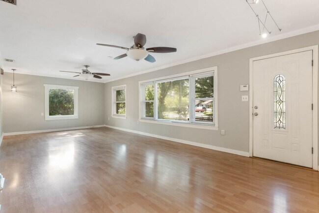 Building Photo - Updated 2/2/1 with huge yard next in the Delaney Park/Lake Weldona