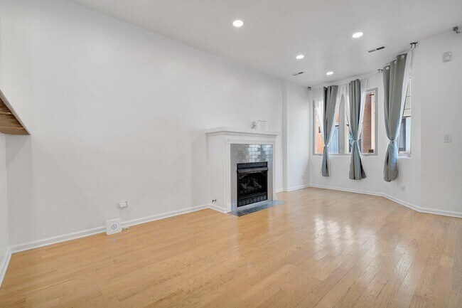 Building Photo - 3262 W Armitage Ave