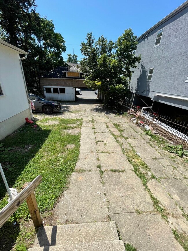 Building Photo - Large Brick 7 bedroom home.
