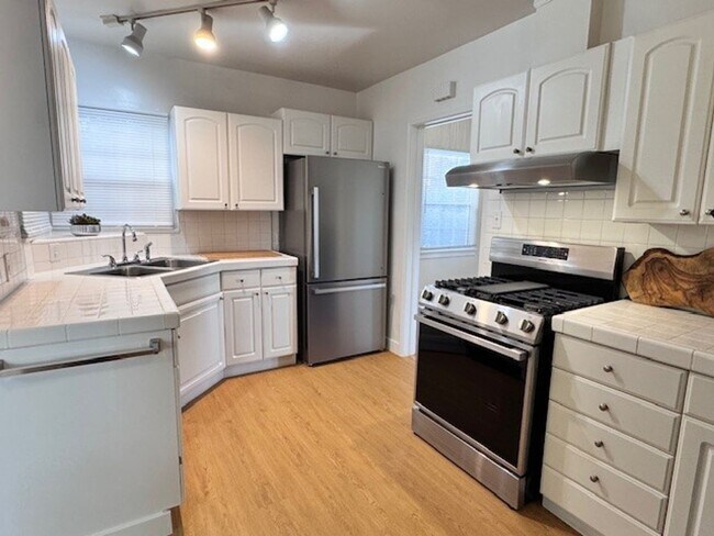 Building Photo - One bedroom, one bath in La Crescenta