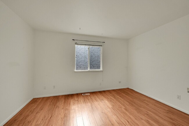 Building Photo - $2,795.00, 3-bed, 3.5-bath with bonus room...