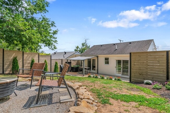 Building Photo - 3804 Lookout Dr