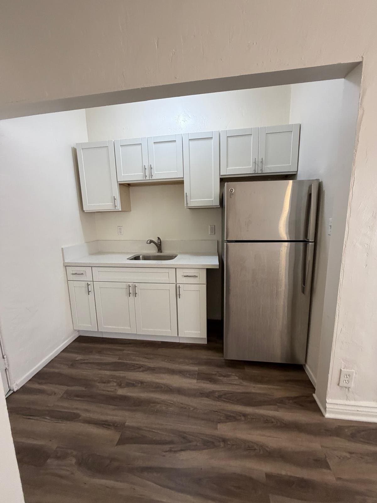 Building Photo - 111 S Manhattan Pl