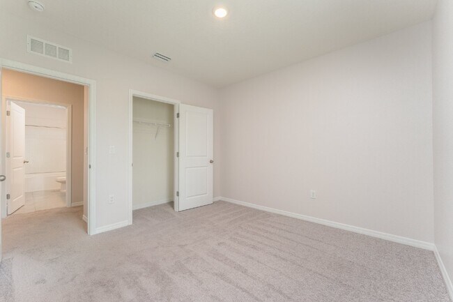 Building Photo - "Spacious 5-Bed Oasis located in SouthShore Bay!