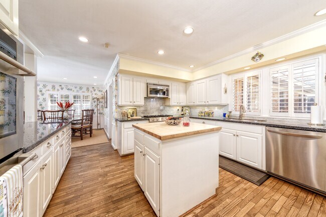 Building Photo - 11407 S Chestwood Dr