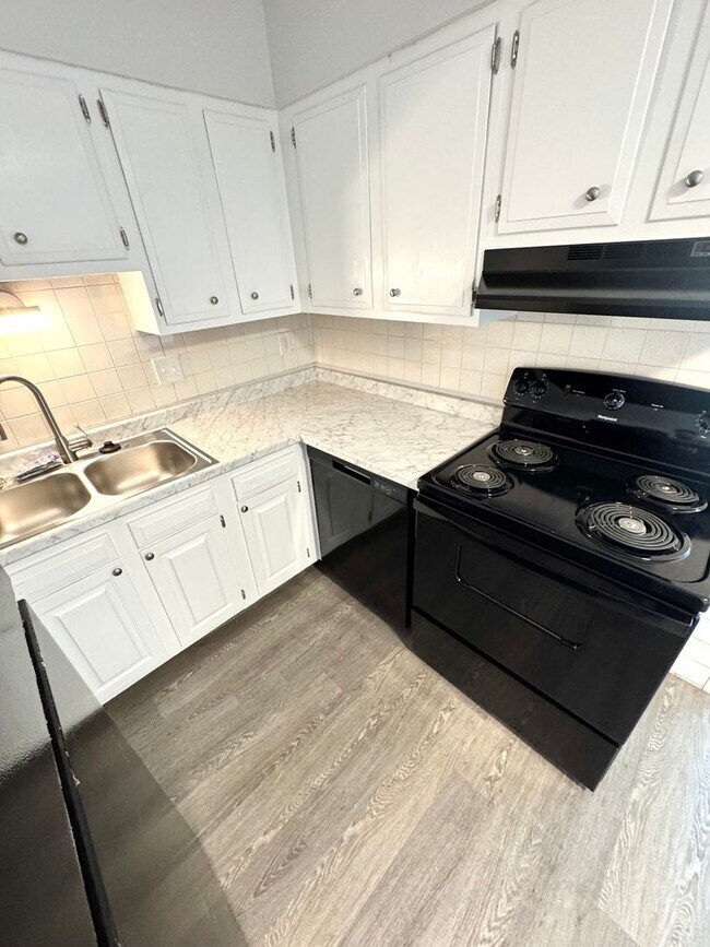Building Photo - 2 Bedroom Apartments, Excellent Location!