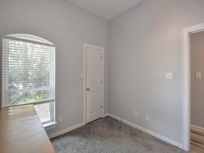 Building Photo - 6111 Caroline Green Ct