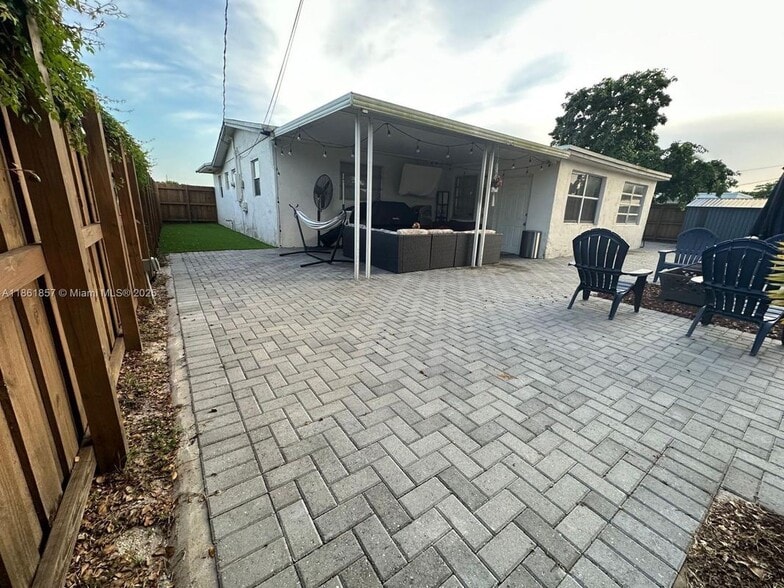 Building Photo - 2751 SW 4th Ct