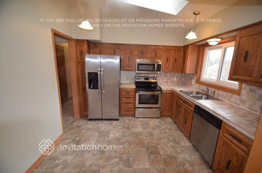 Building Photo - 2416 Crestmount Ln