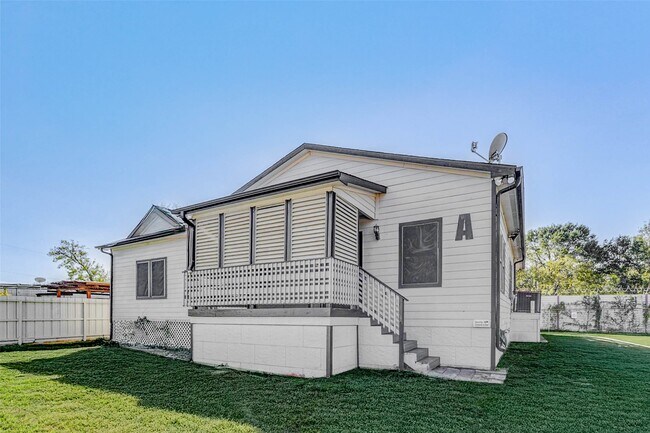 Building Photo - 10905 Shady