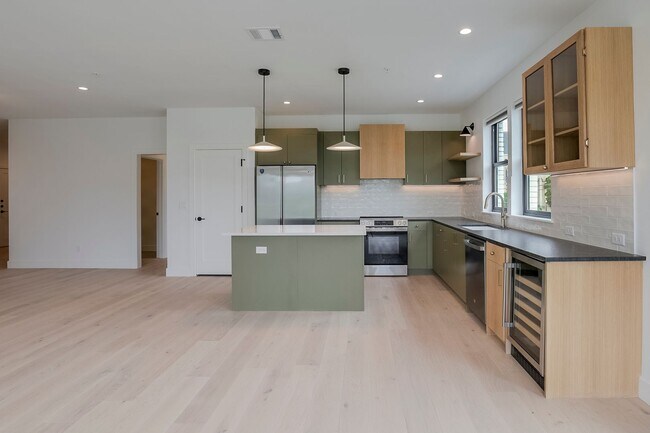 Building Photo - 309 W Daggett Ave
