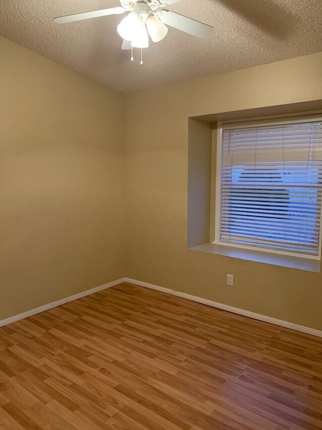 Building Photo - 2220 S Iris Dr