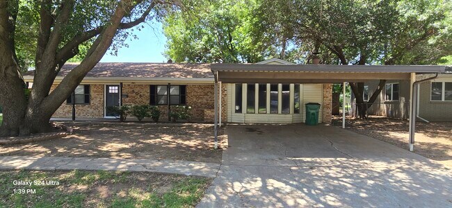 Primary Photo - 806 Easy St