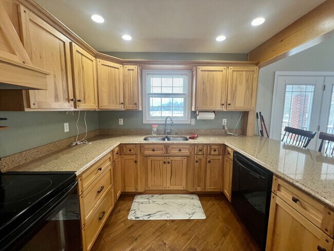 Building Photo - Gorgeous brick home with room to roam!