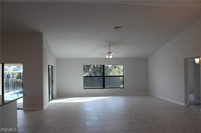Building Photo - 1327 SW 3rd Ave