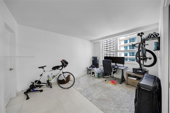 Building Photo - 1155 Brickell Bay Dr