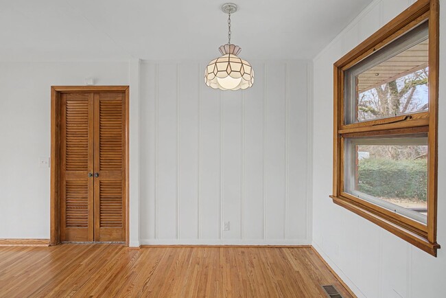 Building Photo - Mid Century Modern in Donelson with 4 bed 2bath, pet friendly, 2 car garage, and potential music ...