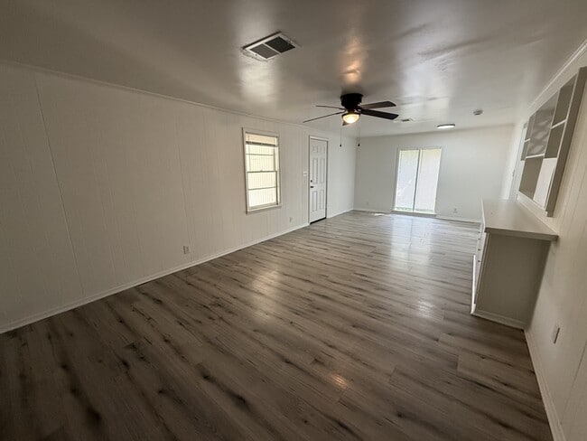 Building Photo - 914 Stratford Rd