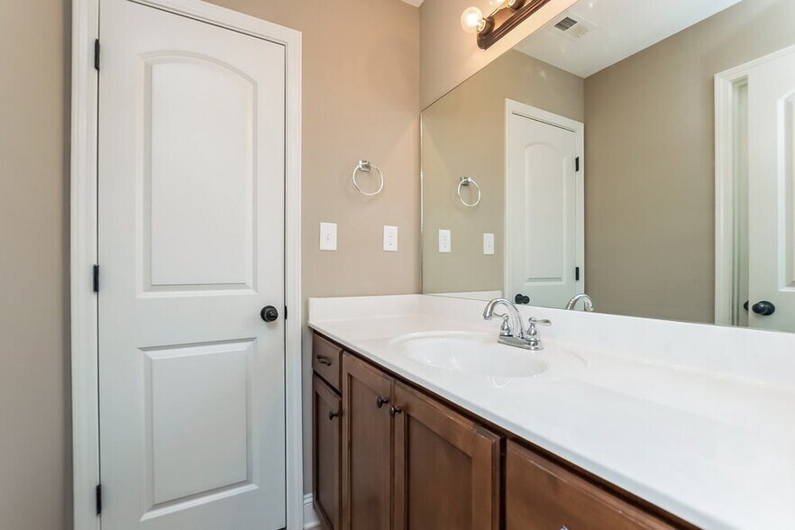 Building Photo - 1367 Arbor Lake Dr S