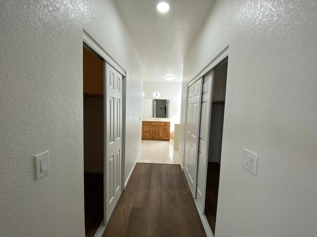 Building Photo - 6 bedroom in Manteca!