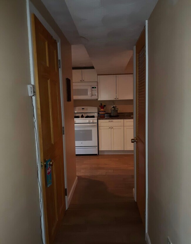 175 Old Voluntown Rd 175 Old Voluntown Rd Exeter RI 02822 Apartment