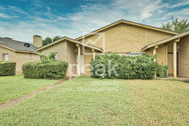 Building Photo - $1,549! 2/Bed1.5Bath duplex in Arlington!