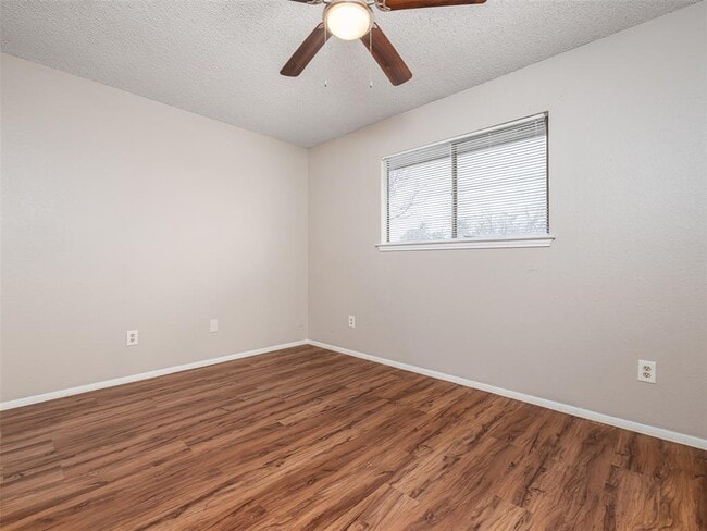 Building Photo - 706 Rollingway Dr