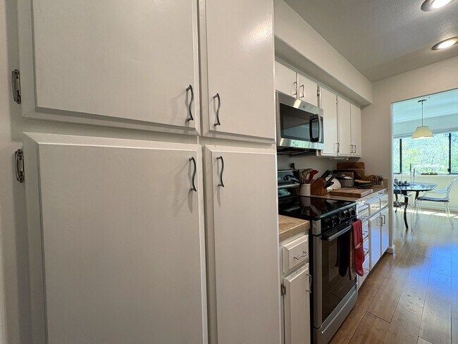 Building Photo - Beautiful 2-Bedroom Corner Condo in Downtown Palo Alto