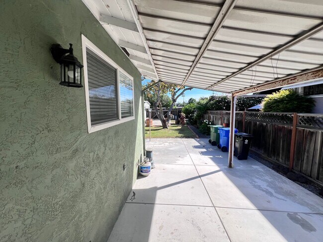 Building Photo - 37565 2nd St