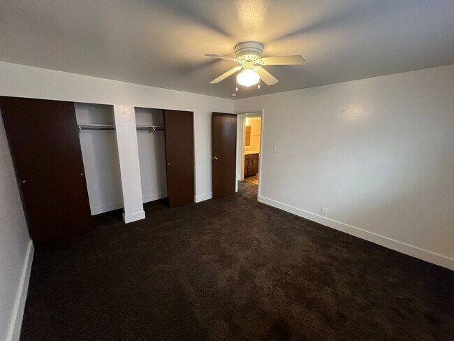 Building Photo - 2 Bed 1 bath Apartment close to downtown