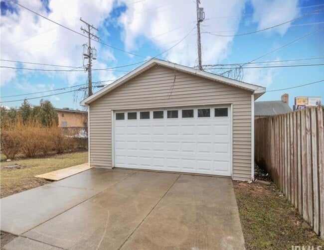 Building Photo - 3 bedroom home located 1 mile from the University of Notre Dame