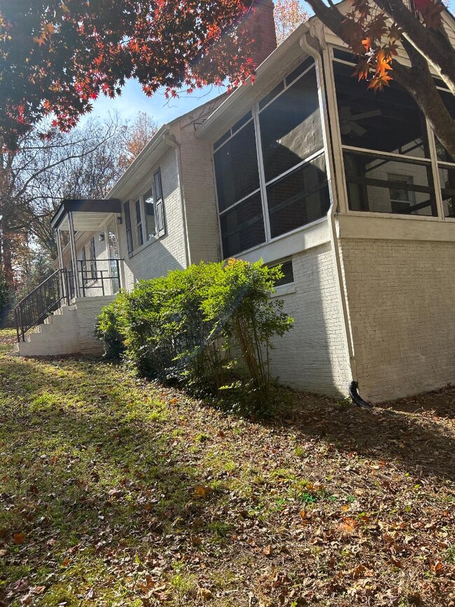 Building Photo - 1042 Peck Rd