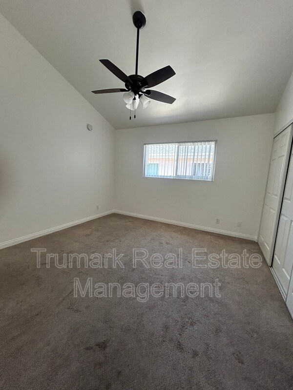 Building Photo - 1122 E Elk Ave