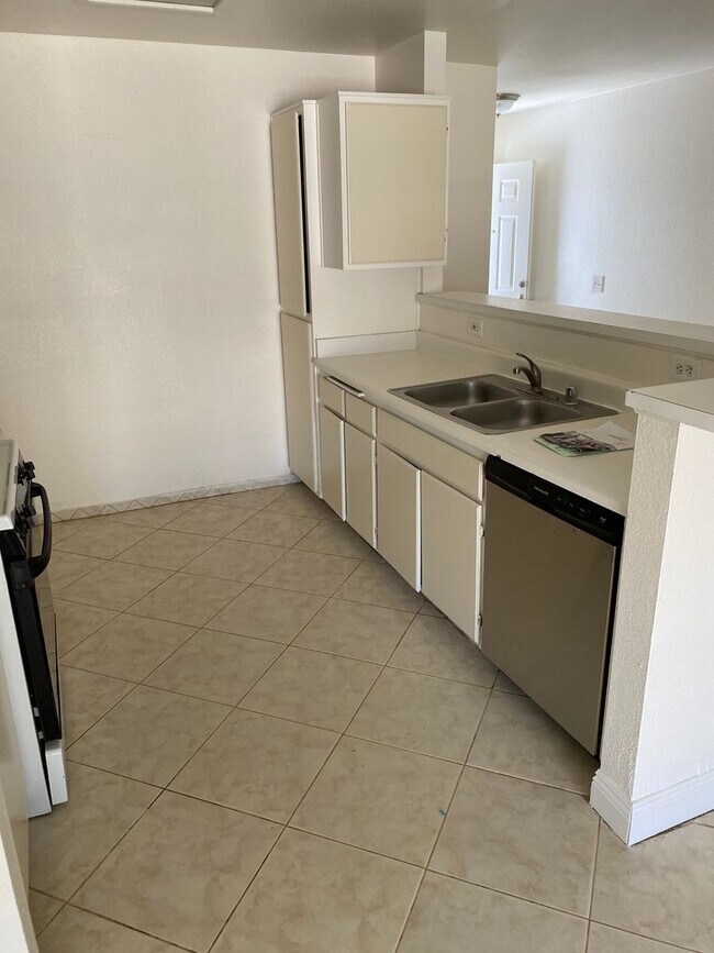 Building Photo - 4 BEDROOM ADELANTO HOME