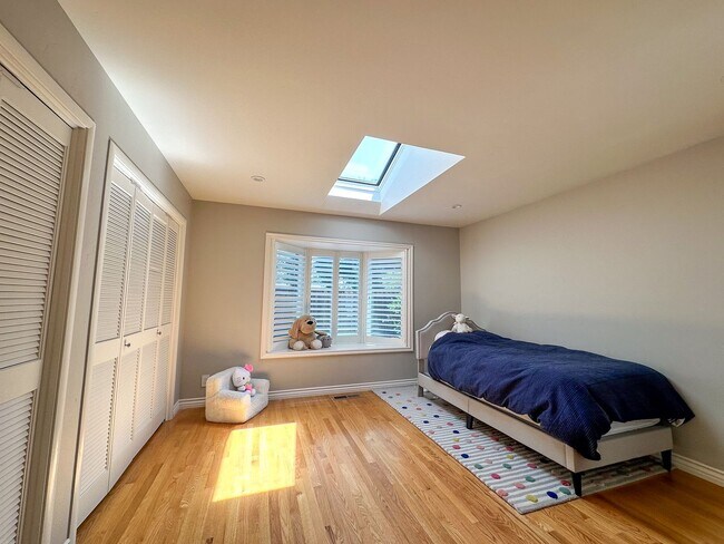 Building Photo - 15694 Longwood Dr