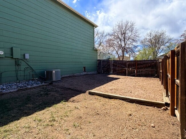 Building Photo - Single-Family Home in Littleton!