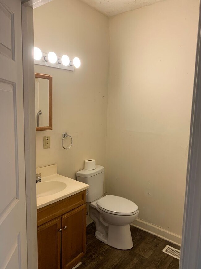 Building Photo - 404 Young St