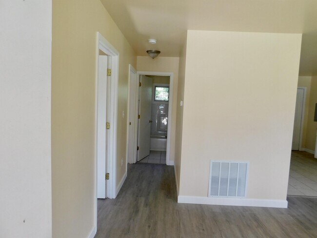 Building Photo - 1208 W 21st Ave