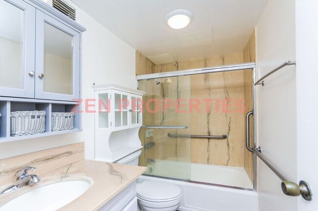 Building Photo - 2 bedroom, 2 bath & 1 parking for rent at Royal Court