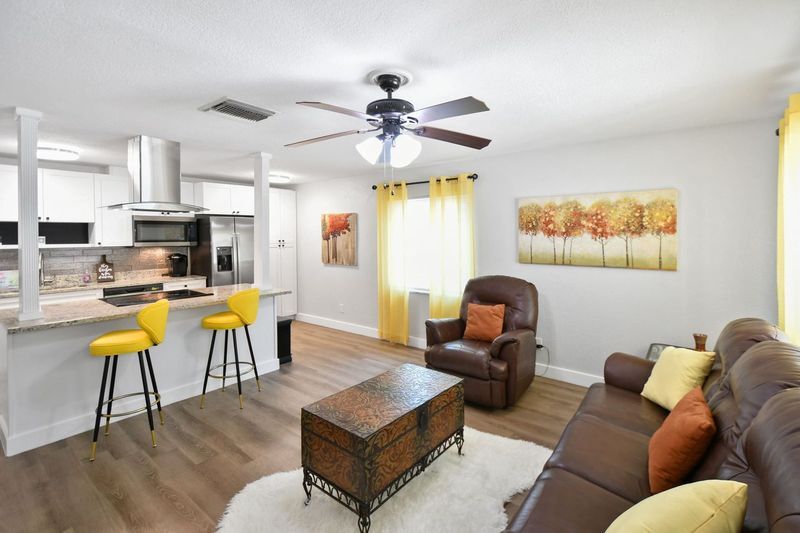 Living room - 418 40th Ave S