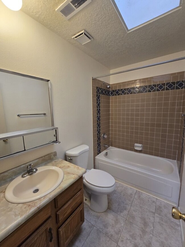 Building Photo - 3 bedroom, 2 bathroom home in Rio Rancho L...