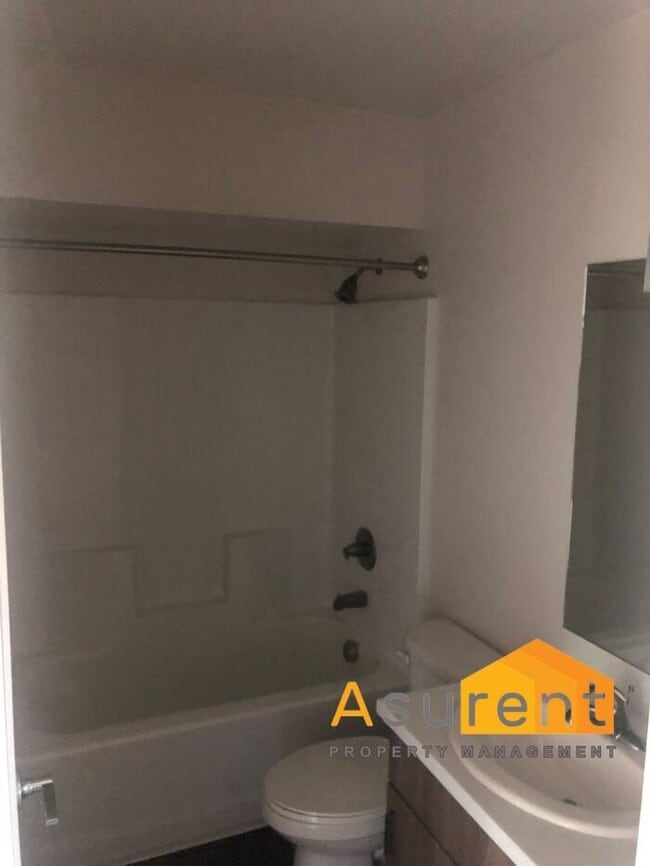 Building Photo - New Townhome close to downtown!