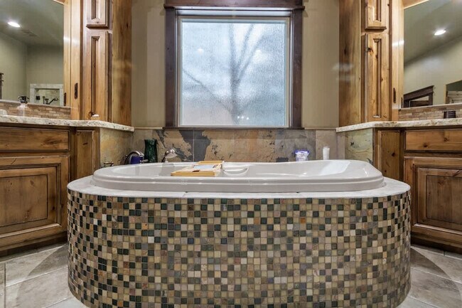 Building Photo - 5605 N Morpheus Pl