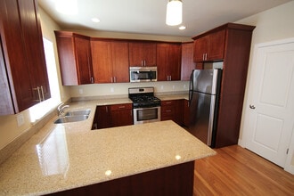 Building Photo - LUXURY 3 BED, 3 BATH SEATTLE TOWNHOME FOR RENT; AVAILABLE NOW!