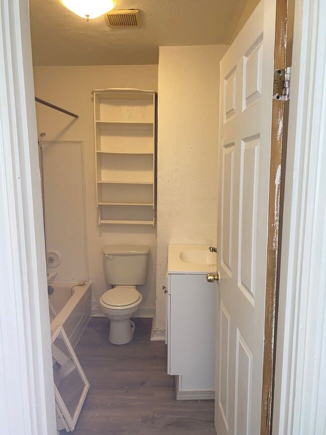 Building Photo - Coming soon- Spacious 2 bedroom home in Po...